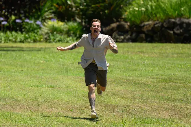 Danny Jones et Tulisa de I'm A Celeb sont prêts à faire un essai pour boire dans le premier aperçu de l'épisode... 5 Danny Jones court vers ses nouveaux camarades de camp