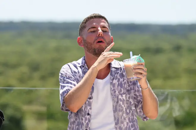 Danny Jones et Tulisa de I'm A Celeb sont prêts à faire un essai pour boire dans le premier aperçu de l'épisode... 6 Dean relève le défi de l'alcool