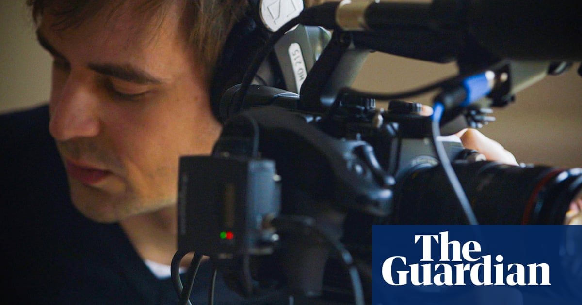 <h1>Le réalisateur de documentaires Duncan Cowles brise le silence des hommes réservés</h1><br />
<br />
<p>Dans un monde où l'expression des émotions est parfois difficile, le réalisateur de documentaires Duncan Cowles explore le thème de la communication avec son dernier projet. À travers son film, il donne la parole à des hommes qui ont du mal à exprimer leurs sentiments, y compris l'amour envers leurs parents. Une démarche poignant et nécessaire pour briser les stéréotypes de la masculinité.</p><br />
<br />
<h2>Points importants de l'article:</h2><br />
<ul><br /> <li>Duncan Cowles met en lumière la difficulté des hommes à exprimer leurs émotions</li><br /> <li>Son documentaire donne une voix à ceux qui ont du mal à dire "je t'aime"</li><br /> <li>Une démarche importante pour combattre les stéréotypes de la masculinité</li><br />
</ul> 2 <h1>Le réalisateur de documentaires Duncan Cowles brise le silence des hommes réservés</h1><br />
<br />
<p>Dans un monde où l'expression des émotions est parfois difficile, le réalisateur de documentaires Duncan Cowles explore le thème de la communication avec son dernier projet. À travers son film, il donne la parole à des hommes qui ont du mal à exprimer leurs sentiments, y compris l'amour envers leurs parents. Une démarche poignant et nécessaire pour briser les stéréotypes de la masculinité.</p><br />
<br />
<h2>Points importants de l'article:</h2><br />
<ul><br /> <li>Duncan Cowles met en lumière la difficulté des hommes à exprimer leurs émotions</li><br /> <li>Son documentaire donne une voix à ceux qui ont du mal à dire "je t'aime"</li><br /> <li>Une démarche importante pour combattre les stéréotypes de la masculinité</li><br />
</ul> - 1
