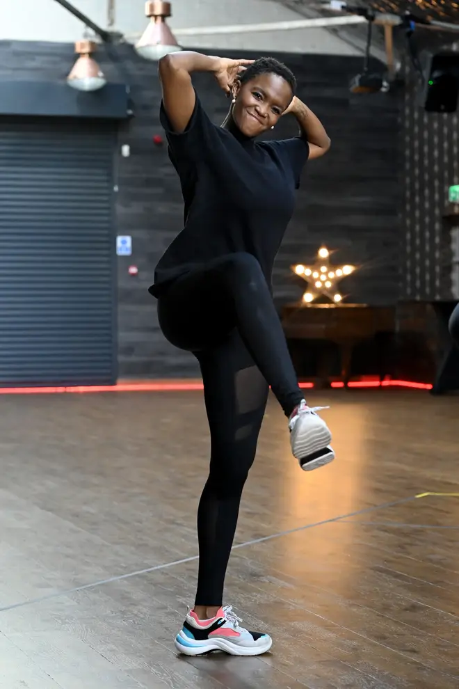 Qui est Oti Mabuse ? Âge, mari, fille, partenaires de danse et plus 6 Oti Mabuse revient en tant que chorégraphe Strictly en 2024