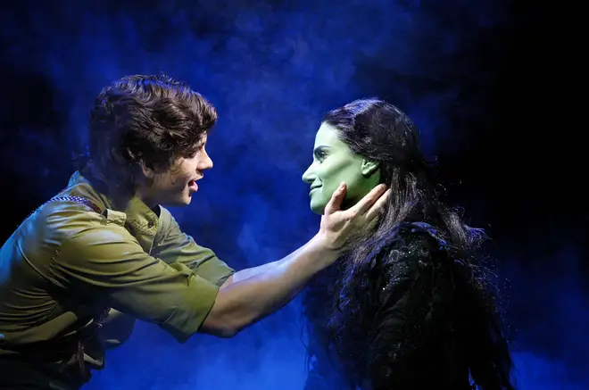 Dans la comédie musicale, la perruque d'Elphaba est légèrement ondulée et noire