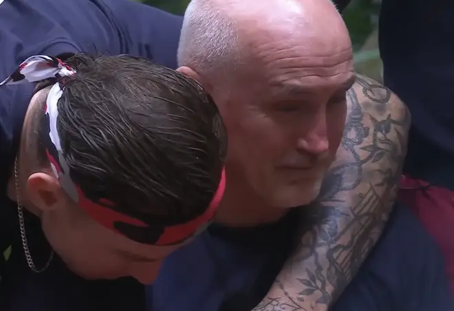 Qui était la fille de Barry McGuigan ? La star de I'm A Celeb parle du cancer de Danika... 5 Danny Jones a fait un gros câlin à Barry McGuigan