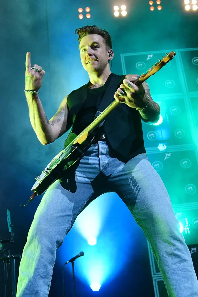 Danny Jones de I'm A Celeb félicité par les fans pour son chat sur l'anxiété "vulnérable" 5 Danny Jones de McFly se produit lors de son spectacle du 21e anniversaire à l'O2 Arena