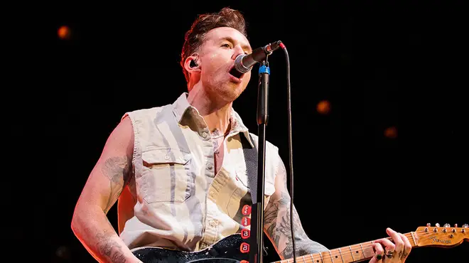 Qui est le favori pour remporter I'm A Celebrity 2024 ? 4 Danny Jones chante et joue de la guitare avec McFly