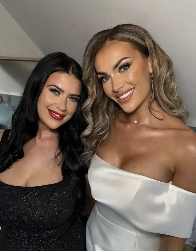 Amy de MAFS UK débute sa transformation cosmétique après le défilé 4 Amy partage un selfie avec Holly de la série