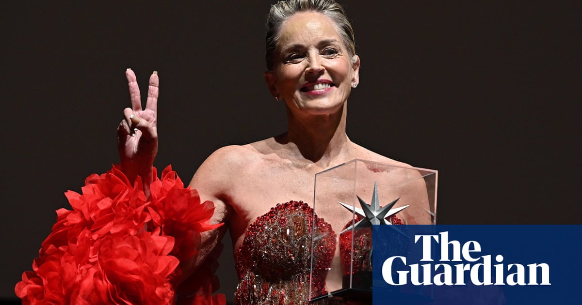 Sharon Stone critique l'attitude des États-Unis : "adolescence ignorante et arrogante" 2 Sharon Stone critique l'attitude des États-Unis : "adolescence ignorante et arrogante" - 1