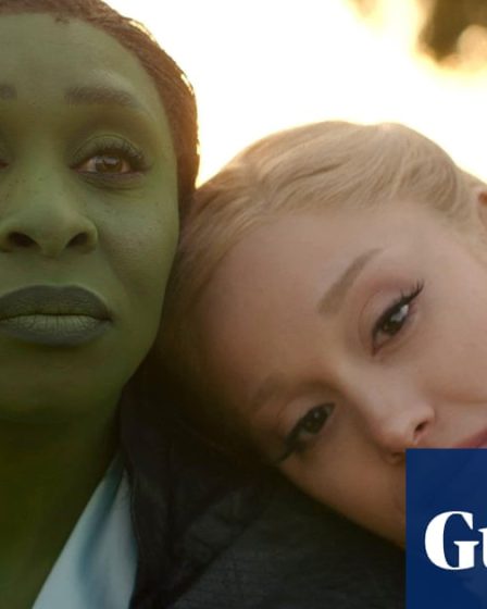 <br />
<br />
<h1>Comprendre le concept de "Holding space" popularisé par Wicked</h1><br />
<br />
<p>Le terme "Holding space" est devenu populaire grâce à la comédie musicale Wicked, mais qu'est-ce que cela signifie réellement? Décryptage.</p><br />
<br />
<h2>Points importants:</h2><br />
<ul><br /> <li>Origine du terme "Holding space"</li><br /> <li>Signification et utilisation dans la culture populaire</li><br /> <li>Impact de Wicked sur la popularisation du concept</li><br />
</ul><br />
<br /> - 46