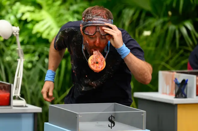 Est-ce que je suis végétarien, Alan Halsall d'une célébrité ? Les téléspectateurs sont restés confus à propos de son Bushtucker... 4 Alan a participé au défi 'Rank Bank'