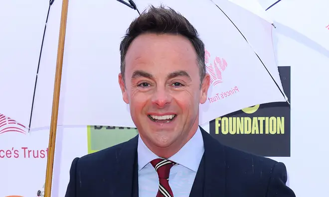 Rencontrez les enfants d'Ant et Dec : noms, âges et détails importants de leur vie de famille 5 Ant McPartlin lors d'un événement, debout sous un parapluie