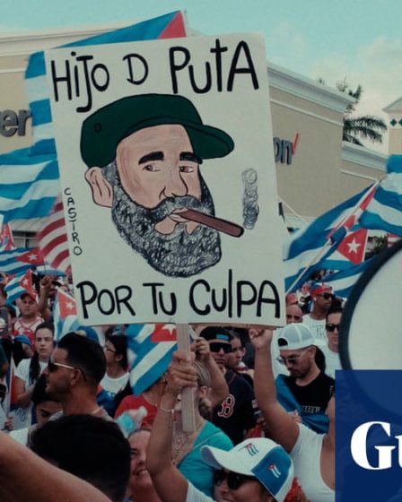 <h2>Plongée au cœur de la lutte pour la démocratie à Cuba : un documentaire à ne pas manquer !</h2><br />
<br />
Le réalisateur John Smith a récemment achevé le tournage d'un documentaire captivant sur la lutte pour la démocratie à Cuba. Ce film met en lumière les défis auxquels les activistes cubains sont confrontés dans leur quête de liberté et de changement politique. Voici les points clés de cet article :<br />
<br />
- Le réalisateur John Smith a réalisé un documentaire sur la lutte pour la démocratie à Cuba.<br />
- Le film met en lumière les défis des activistes cubains.<br />
- Le documentaire offre un aperçu unique de la situation politique à Cuba.<br />
- Les spectateurs sont invités à découvrir les coulisses de la lutte pour la démocratie sur l'île.<br />
<br />
Ne manquez pas cette plongée fascinante au cœur de la lutte pour la démocratie à Cuba ! - 55