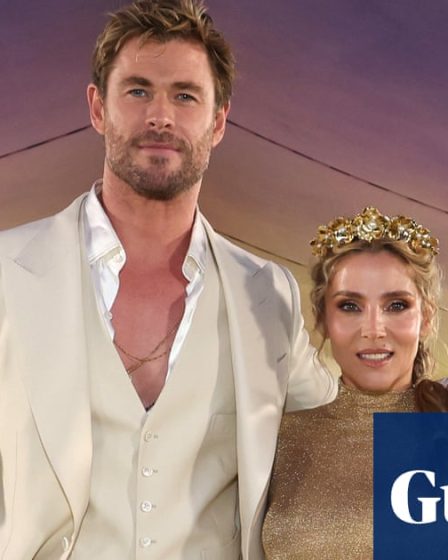 <h2>Chris Hemsworth critiqué pour une publicité touristique promouvant Abu Dhabi malgré les violations notoires des droits de l'homme</h2><br />
<br />
L'acteur australien Chris Hemsworth est au centre de la controverse après avoir participé à une publicité promouvant le tourisme à Abu Dhabi, malgré les nombreuses critiques sur les violations des droits de l'homme dans la région. Les internautes ont exprimé leur mécontentement face à cette collaboration, soulignant l'importance de prendre en compte les enjeux éthiques lors de la promotion de destinations touristiques.<br />
<br />
Liste des points importants:<br />
- Chris Hemsworth critiqué pour une publicité touristique à Abu Dhabi<br />
- Les violations des droits de l'homme dans la région sont pointées du doigt<br />
- Les internautes expriment leur mécontentement<br />
- Importance de considérer les enjeux éthiques dans la promotion touristique - 25