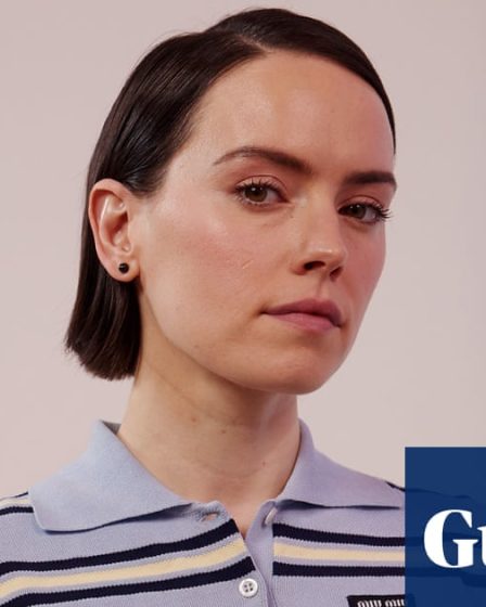 <br />
<br />
<h1>Titre: Daisy Ridley: sa confession choquante sur le plateau de Bake Off !</h1><br />
<br />
<p><br />
L'actrice britannique Daisy Ridley s'est récemment confiée sur une expérience étonnante qu'elle a vécue lors de sa participation à l'émission de télé-réalité "Bake Off". Elle a révélé avoir réalisé un gâteau en forme de toilettes, une création surprenante qui a suscité de vives réactions.<br />
</p><br />
<br />
<h2>Points importants:</h2><br />
<ul><br /> <li>Confession choquante de Daisy Ridley sur le plateau de Bake Off</li><br /> <li>Création d'un gâteau en forme de toilettes</li><br /> <li>Réactions surprenantes des autres participants et du public</li><br />
</ul><br />
<br /> - 25