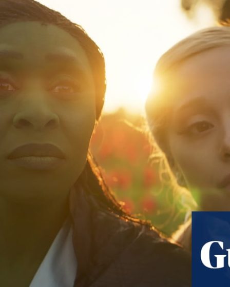 Titre en français: Le réalisateur de "Wicked" incite le public à demander aux cinémas d'augmenter le volume | Cinéma<br />
<br />
Le réalisateur de la célèbre comédie musicale "Wicked" a récemment exprimé son mécontentement concernant le niveau sonore des projections du film dans les cinémas. Il a encouragé les spectateurs à faire pression sur les exploitants pour qu'ils augmentent le volume afin de profiter pleinement de l'expérience cinématographique.<br />
<br />
Points importants de l'article:<br />
1. Le réalisateur de "Wicked" a critiqué le faible volume des projections du film dans les cinémas.<br />
2. Il a incité le public à demander aux cinémas d'augmenter le volume pour une meilleure expérience.<br />
3. Les spectateurs sont encouragés à faire entendre leur voix pour améliorer la qualité sonore des projections cinématographiques. 23 Titre en français: Le réalisateur de "Wicked" incite le public à demander aux cinémas d'augmenter le volume | Cinéma<br />
<br />
Le réalisateur de la célèbre comédie musicale "Wicked" a récemment exprimé son mécontentement concernant le niveau sonore des projections du film dans les cinémas. Il a encouragé les spectateurs à faire pression sur les exploitants pour qu'ils augmentent le volume afin de profiter pleinement de l'expérience cinématographique.<br />
<br />
Points importants de l'article:<br />
1. Le réalisateur de "Wicked" a critiqué le faible volume des projections du film dans les cinémas.<br />
2. Il a incité le public à demander aux cinémas d'augmenter le volume pour une meilleure expérience.<br />
3. Les spectateurs sont encouragés à faire entendre leur voix pour améliorer la qualité sonore des projections cinématographiques. - 22