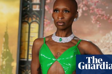 <br />
<br />
<h1>La star de Wicked, Cynthia Erivo, encourage le public à chanter en chœur lors des représentations</h1><br />
<br />
<p>La talentueuse actrice Cynthia Erivo, connue pour son rôle dans la comédie musicale Wicked, a récemment exprimé son enthousiasme à l'idée que les spectateurs chantent en chœur lors des représentations. Selon Erivo, cette interaction avec le public crée une ambiance magique et renforce l'expérience théâtrale.</p><br />
<br />
<h2>Points importants de l'article :</h2><br />
<ul><br /> <li>Cynthia Erivo encourage le public à chanter en chœur lors des représentations de Wicked</li><br /> <li>Elle considère cette interaction comme une expérience magique</li><br /> <li>L'actrice est ouverte à la participation du public lors des spectacles</li><br />
</ul><br />
<br /> - 4
