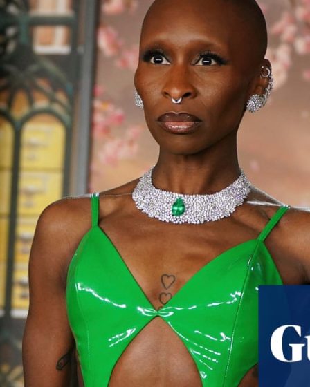 <br />
<br />
<h1>La star de Wicked, Cynthia Erivo, encourage le public à chanter en chœur lors des représentations</h1><br />
<br />
<p>La talentueuse actrice Cynthia Erivo, connue pour son rôle dans la comédie musicale Wicked, a récemment exprimé son enthousiasme à l'idée que les spectateurs chantent en chœur lors des représentations. Selon Erivo, cette interaction avec le public crée une ambiance magique et renforce l'expérience théâtrale.</p><br />
<br />
<h2>Points importants de l'article :</h2><br />
<ul><br /> <li>Cynthia Erivo encourage le public à chanter en chœur lors des représentations de Wicked</li><br /> <li>Elle considère cette interaction comme une expérience magique</li><br /> <li>L'actrice est ouverte à la participation du public lors des spectacles</li><br />
</ul><br />
<br /> - 31