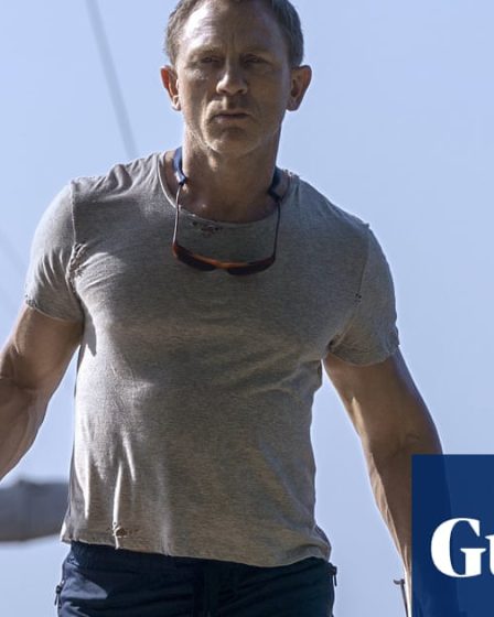 Le prochain James Bond : un acteur dans la trentaine et une diversité plus importante<br />
<br />
Dans le monde du cinéma, la question de qui incarnera le prochain James Bond fait débat. Les producteurs envisagent de choisir un acteur dans la trentaine, rompant ainsi avec la tradition des interprètes plus âgés du célèbre agent secret. De plus, l'importance de la diversité est soulignée, avec l'idée que l'apparence caucasienne ne sera pas un critère déterminant pour le rôle.<br />
<br />
Points importants de l'article :<br />
- Le prochain James Bond sera interprété par un acteur dans la trentaine.<br />
- La diversité sera mise en avant dans le choix du casting.<br />
- L'apparence caucasienne ne sera pas un critère déterminant pour le rôle. 57 Le prochain James Bond : un acteur dans la trentaine et une diversité plus importante<br />
<br />
Dans le monde du cinéma, la question de qui incarnera le prochain James Bond fait débat. Les producteurs envisagent de choisir un acteur dans la trentaine, rompant ainsi avec la tradition des interprètes plus âgés du célèbre agent secret. De plus, l'importance de la diversité est soulignée, avec l'idée que l'apparence caucasienne ne sera pas un critère déterminant pour le rôle.<br />
<br />
Points importants de l'article :<br />
- Le prochain James Bond sera interprété par un acteur dans la trentaine.<br />
- La diversité sera mise en avant dans le choix du casting.<br />
- L'apparence caucasienne ne sera pas un critère déterminant pour le rôle. - 56