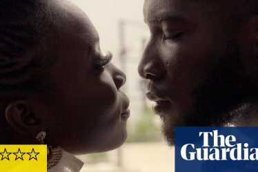 Critique de "Deux d'un même genre" - Rencontre au sommet des sexes au Ghana dans un hôtel de luxe | Film - 4