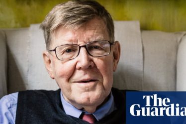 <h1>Alan Bennett fête ses 90 ans : un regard sur sa carrière et son état d'esprit actuel</h1><br />
<br />
<p>Le célèbre écrivain et dramaturge britannique Alan Bennett célèbre son 90e anniversaire. Connu pour ses œuvres littéraires acclamées et ses pièces de théâtre à succès, Bennett partage aujourd'hui son désintérêt pour l'opinion des autres, préférant se concentrer sur son art et sa créativité.</p><br />
<br />
<ol><br /> <li>Alan Bennett célèbre son 90e anniversaire</li><br /> <li>Sa carrière littéraire et théâtrale acclamée</li><br /> <li>Son attitude vis-à-vis de l'opinion publique</li><br /> <li>Focus sur son art et sa créativité</li><br />
</ol> - 4