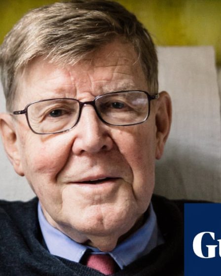 <h1>Alan Bennett fête ses 90 ans : un regard sur sa carrière et son état d'esprit actuel</h1><br />
<br />
<p>Le célèbre écrivain et dramaturge britannique Alan Bennett célèbre son 90e anniversaire. Connu pour ses œuvres littéraires acclamées et ses pièces de théâtre à succès, Bennett partage aujourd'hui son désintérêt pour l'opinion des autres, préférant se concentrer sur son art et sa créativité.</p><br />
<br />
<ol><br /> <li>Alan Bennett célèbre son 90e anniversaire</li><br /> <li>Sa carrière littéraire et théâtrale acclamée</li><br /> <li>Son attitude vis-à-vis de l'opinion publique</li><br /> <li>Focus sur son art et sa créativité</li><br />
</ol> - 22