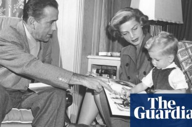 <br />
<br />
<h1>Stephen Bogart parle de ses parents, les icônes du cinéma Bogie et Bacall</h1><br />
<br />
<p>Stephen Bogart, fils des légendes du cinéma Humphrey Bogart et Lauren Bacall, a récemment partagé des détails intimes sur la vie de ses célèbres parents. Selon lui, malgré leur statut d'icônes hollywoodiennes, ses parents étaient souvent plus préoccupés par leurs soirées arrosées et leur vie sociale que par leur rôle de parents.</p><br />
<br />
<h2>Points importants de l'article :</h2><br />
<ul><br /> <li>Stephen Bogart parle de la vie de ses parents, Humphrey Bogart et Lauren Bacall.</li><br /> <li>Il révèle que ses parents étaient plus intéressés par les fêtes et l'alcool que par leurs enfants.</li><br /> <li>La vie privée de ces stars du cinéma était souvent tumultueuse malgré leur image publique.</li><br />
</ul><br />
<br /> - 2