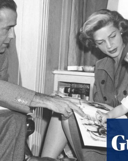 <br />
<br />
<h1>Stephen Bogart parle de ses parents, les icônes du cinéma Bogie et Bacall</h1><br />
<br />
<p>Stephen Bogart, fils des légendes du cinéma Humphrey Bogart et Lauren Bacall, a récemment partagé des détails intimes sur la vie de ses célèbres parents. Selon lui, malgré leur statut d'icônes hollywoodiennes, ses parents étaient souvent plus préoccupés par leurs soirées arrosées et leur vie sociale que par leur rôle de parents.</p><br />
<br />
<h2>Points importants de l'article :</h2><br />
<ul><br /> <li>Stephen Bogart parle de la vie de ses parents, Humphrey Bogart et Lauren Bacall.</li><br /> <li>Il révèle que ses parents étaient plus intéressés par les fêtes et l'alcool que par leurs enfants.</li><br /> <li>La vie privée de ces stars du cinéma était souvent tumultueuse malgré leur image publique.</li><br />
</ul><br />
<br /> 8 <br />
<br />
<h1>Stephen Bogart parle de ses parents, les icônes du cinéma Bogie et Bacall</h1><br />
<br />
<p>Stephen Bogart, fils des légendes du cinéma Humphrey Bogart et Lauren Bacall, a récemment partagé des détails intimes sur la vie de ses célèbres parents. Selon lui, malgré leur statut d'icônes hollywoodiennes, ses parents étaient souvent plus préoccupés par leurs soirées arrosées et leur vie sociale que par leur rôle de parents.</p><br />
<br />
<h2>Points importants de l'article :</h2><br />
<ul><br /> <li>Stephen Bogart parle de la vie de ses parents, Humphrey Bogart et Lauren Bacall.</li><br /> <li>Il révèle que ses parents étaient plus intéressés par les fêtes et l'alcool que par leurs enfants.</li><br /> <li>La vie privée de ces stars du cinéma était souvent tumultueuse malgré leur image publique.</li><br />
</ul><br />
<br /> - 7