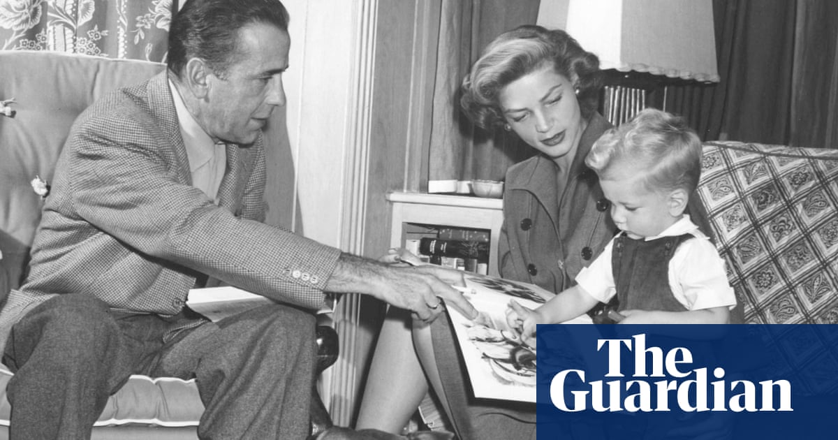 <br />
<br />
<h1>Stephen Bogart parle de ses parents, les icônes du cinéma Bogie et Bacall</h1><br />
<br />
<p>Stephen Bogart, fils des légendes du cinéma Humphrey Bogart et Lauren Bacall, a récemment partagé des détails intimes sur la vie de ses célèbres parents. Selon lui, malgré leur statut d'icônes hollywoodiennes, ses parents étaient souvent plus préoccupés par leurs soirées arrosées et leur vie sociale que par leur rôle de parents.</p><br />
<br />
<h2>Points importants de l'article :</h2><br />
<ul><br /> <li>Stephen Bogart parle de la vie de ses parents, Humphrey Bogart et Lauren Bacall.</li><br /> <li>Il révèle que ses parents étaient plus intéressés par les fêtes et l'alcool que par leurs enfants.</li><br /> <li>La vie privée de ces stars du cinéma était souvent tumultueuse malgré leur image publique.</li><br />
</ul><br />
<br /> 2 <br />
<br />
<h1>Stephen Bogart parle de ses parents, les icônes du cinéma Bogie et Bacall</h1><br />
<br />
<p>Stephen Bogart, fils des légendes du cinéma Humphrey Bogart et Lauren Bacall, a récemment partagé des détails intimes sur la vie de ses célèbres parents. Selon lui, malgré leur statut d'icônes hollywoodiennes, ses parents étaient souvent plus préoccupés par leurs soirées arrosées et leur vie sociale que par leur rôle de parents.</p><br />
<br />
<h2>Points importants de l'article :</h2><br />
<ul><br /> <li>Stephen Bogart parle de la vie de ses parents, Humphrey Bogart et Lauren Bacall.</li><br /> <li>Il révèle que ses parents étaient plus intéressés par les fêtes et l'alcool que par leurs enfants.</li><br /> <li>La vie privée de ces stars du cinéma était souvent tumultueuse malgré leur image publique.</li><br />
</ul><br />
<br /> - 1