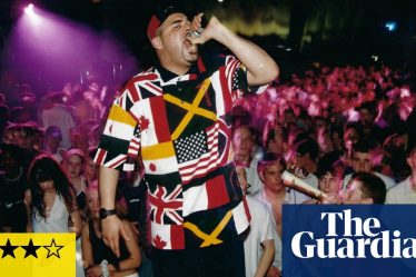 <br />
<br />
<h1>Portrait d'un MC légendaire : La vie de Stevie Hyper D</h1><br />
<br />
<p>Plongez dans l'univers captivant de Stevie Hyper D, l'un des MC légendaires de l'histoire du hip-hop. Ce film offre un portrait passionnant de sa vie et de sa carrière, mettant en lumière son talent inégalé et son influence sur la scène musicale. Une véritable immersion dans l'univers de ce génie du rap.</p><br />
<br />
<h2>Points importants :</h2><br />
<ul><br /> <li>La vie et la carrière de Stevie Hyper D</li><br /> <li>Son talent inégalé en tant que MC</li><br /> <li>Son influence sur la scène musicale</li><br /> <li>Une immersion captivante dans l'univers du hip-hop</li><br />
</ul><br />
<br /> - 6