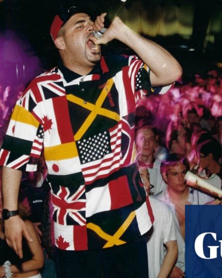 <br />
<br />
<h1>Portrait d'un MC légendaire : La vie de Stevie Hyper D</h1><br />
<br />
<p>Plongez dans l'univers captivant de Stevie Hyper D, l'un des MC légendaires de l'histoire du hip-hop. Ce film offre un portrait passionnant de sa vie et de sa carrière, mettant en lumière son talent inégalé et son influence sur la scène musicale. Une véritable immersion dans l'univers de ce génie du rap.</p><br />
<br />
<h2>Points importants :</h2><br />
<ul><br /> <li>La vie et la carrière de Stevie Hyper D</li><br /> <li>Son talent inégalé en tant que MC</li><br /> <li>Son influence sur la scène musicale</li><br /> <li>Une immersion captivante dans l'univers du hip-hop</li><br />
</ul><br />
<br /> - 1