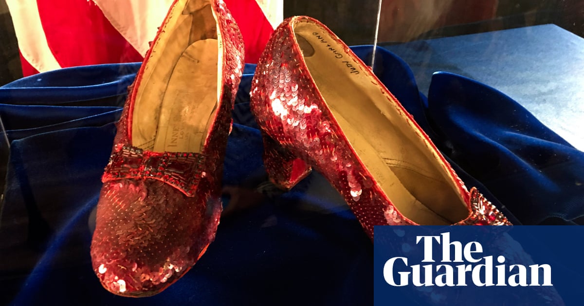 Chaussures rubis de The Wizard of Oz aux enchères après 20 ans de vol | Film 2 Chaussures rubis de The Wizard of Oz aux enchères après 20 ans de vol | Film - 1