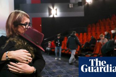 <br />
<br />
<h1>Le film Rust d'Alec Baldwin enfin présenté en Pologne : Découvrez les détails importants</h1><br />
<br />
<p>Après de nombreux retards et controverses, le film Rust, produit par Alec Baldwin, a enfin été présenté en Pologne. Découvrez les détails importants de cette première tant attendue.</p><br />
<br />
<h2>Points importants :</h2><br />
<ul><br /> <li>Présentation du film Rust en Pologne</li><br /> <li>Retards et controverses entourant le film</li><br /> <li>Réactions du public</li><br /> <li>Implications pour l'avenir du film</li><br />
</ul><br />
<br /> - 2