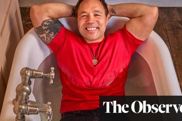 <br />
<br />
<h1>Stephen Graham parle de son expérience de travail avec ses héros d'enfance</h1><br />
<br />
<p>Stephen Graham, l'acteur britannique bien connu pour ses rôles dans des films tels que "This is England" et "The Irishman", a récemment partagé son expérience de travail avec ses héros d'enfance. Il a déclaré qu'il se sentait privilégié de pouvoir collaborer avec des acteurs qu'il admirait depuis longtemps et que cela avait été une expérience enrichissante pour lui.</p><br />
<br />
<h2>Points importants de l'article:</h2><br />
<ul><br /> <li>Stephen Graham parle de travailler avec ses héros d'enfance</li><br /> <li>Il se sent privilégié de collaborer avec des acteurs qu'il admire depuis longtemps</li><br /> <li>Cette expérience a été enrichissante pour lui</li><br />
</ul><br />
<br /> - 4