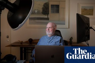 <h2>Portrait de David Stratton : une vie consacrée à la critique cinématographique et son avis sur une émission TV qu'il juge excellente</h2><br />
<br />
Rencontrez David Stratton, une figure emblématique de la critique cinématographique en Australie. Après des décennies passées à évaluer des films du monde entier, il partage son opinion sur une émission télévisée qu'il estime être de grande qualité. Découvrez les moments marquants de sa carrière et son point de vue sur le monde du cinéma.<br />
<br />
Points importants :<br />
- David Stratton, critique cinématographique renommé en Australie<br />
- Sa passion pour le cinéma et sa carrière de critique<br />
- Son avis sur une émission télévisée qu'il apprécie particulièremen - 4