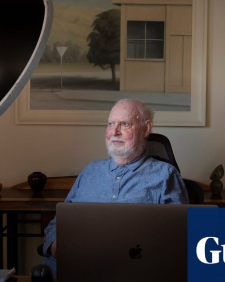 <h2>Portrait de David Stratton : une vie consacrée à la critique cinématographique et son avis sur une émission TV qu'il juge excellente</h2><br />
<br />
Rencontrez David Stratton, une figure emblématique de la critique cinématographique en Australie. Après des décennies passées à évaluer des films du monde entier, il partage son opinion sur une émission télévisée qu'il estime être de grande qualité. Découvrez les moments marquants de sa carrière et son point de vue sur le monde du cinéma.<br />
<br />
Points importants :<br />
- David Stratton, critique cinématographique renommé en Australie<br />
- Sa passion pour le cinéma et sa carrière de critique<br />
- Son avis sur une émission télévisée qu'il apprécie particulièremen - 50
