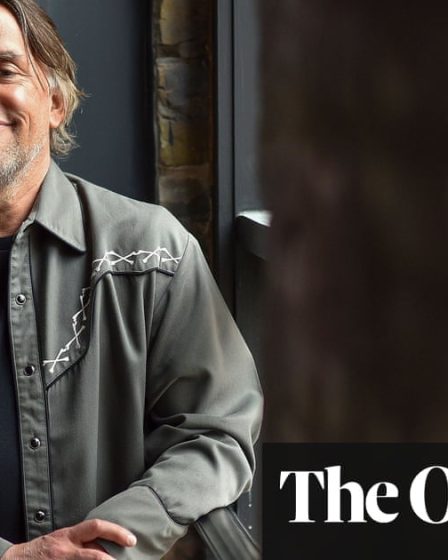 <h1>Richard Linklater : "Un cinéaste influencé par la Nouvelle Vague française"</h1><br />
<br />
Le célèbre réalisateur américain Richard Linklater s'est récemment confié sur son approche du cinéma, révélant son admiration pour la Nouvelle Vague française. Selon lui, un film doit être le reflet de la vie de son réalisateur. Voici les points clés de son interview :<br />
<br />
- L'influence de la Nouvelle Vague française sur son travail<br />
- La conception d'un film comme une extension de la vie du réalisateur<br />
- L'importance de la sincérité et de l'authenticité dans le processus de création cinématographique 44 <h1>Richard Linklater : "Un cinéaste influencé par la Nouvelle Vague française"</h1><br />
<br />
Le célèbre réalisateur américain Richard Linklater s'est récemment confié sur son approche du cinéma, révélant son admiration pour la Nouvelle Vague française. Selon lui, un film doit être le reflet de la vie de son réalisateur. Voici les points clés de son interview :<br />
<br />
- L'influence de la Nouvelle Vague française sur son travail<br />
- La conception d'un film comme une extension de la vie du réalisateur<br />
- L'importance de la sincérité et de l'authenticité dans le processus de création cinématographique - 43
