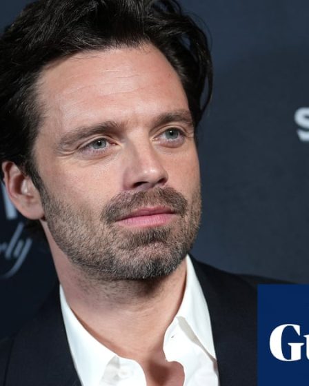 <titre> L'acteur Sebastian Stan révèle la peur des stars d'Hollywood face à Trump </titre><br />
<br />
L'acteur Sebastian Stan, connu pour son rôle dans la série "The Apprentice", a récemment déclaré lors d'une interview que de nombreuses stars d'Hollywood ressentaient de la peur face à l'administration de Donald Trump. Selon lui, cette peur est présente en raison des politiques controversées mises en place par le président américain.<br />
<br />
Dans une discussion animée, Sebastian Stan a souligné que de nombreux acteurs et actrices hollywoodiens évitaient de s'exprimer ouvertement sur la politique par peur de représailles ou de perdre des opportunités professionnelles. Il a également ajouté que cette crainte était palpable dans l'industrie du divertissement et que peu de célébrités osaient critiquer ouvertement Trump.<br />
<br />
Points importants de l'article:<br />
- Sebastian Stan révèle que de nombreuses stars d'Hollywood ont peur de Trump<br />
- La peur des représailles et des conséquences professionnelles limite l'expression politique des acteurs<br />
- Peu de célébrités osent critiquer ouvertement l'administration Trump - 31