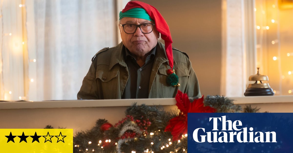 Critique de Noël avec Danny DeVito - Une comédie festive attendrissante 2 Critique de Noël avec Danny DeVito - Une comédie festive attendrissante - 1
