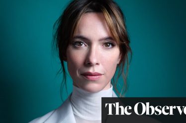 <br />
<br />
<h1>Rebecca Hall: Une Vie Mouvementée, Pleine de Rebondissements et de Beauté</h1><br />
<br />
<p>L'actrice britannique Rebecca Hall se confie sur sa vie tumultueuse, ses regrets et le chemin vers l'acceptation de soi.</p><br />
<br />
<h2>Points Importants:</h2><br />
<ul><br /> <li>Les réflexions de Rebecca Hall sur sa vie</li><br /> <li>Ses expériences avec la race et l'identité</li><br /> <li>Le processus d'apprentissage pour être soi-même</li><br />
</ul><br />
<br /> - 2