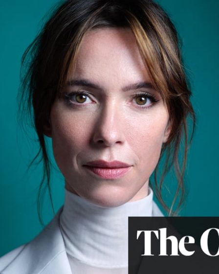 <br />
<br />
<h1>Rebecca Hall: Une Vie Mouvementée, Pleine de Rebondissements et de Beauté</h1><br />
<br />
<p>L'actrice britannique Rebecca Hall se confie sur sa vie tumultueuse, ses regrets et le chemin vers l'acceptation de soi.</p><br />
<br />
<h2>Points Importants:</h2><br />
<ul><br /> <li>Les réflexions de Rebecca Hall sur sa vie</li><br /> <li>Ses expériences avec la race et l'identité</li><br /> <li>Le processus d'apprentissage pour être soi-même</li><br />
</ul><br />
<br /> 11 <br />
<br />
<h1>Rebecca Hall: Une Vie Mouvementée, Pleine de Rebondissements et de Beauté</h1><br />
<br />
<p>L'actrice britannique Rebecca Hall se confie sur sa vie tumultueuse, ses regrets et le chemin vers l'acceptation de soi.</p><br />
<br />
<h2>Points Importants:</h2><br />
<ul><br /> <li>Les réflexions de Rebecca Hall sur sa vie</li><br /> <li>Ses expériences avec la race et l'identité</li><br /> <li>Le processus d'apprentissage pour être soi-même</li><br />
</ul><br />
<br /> - 10