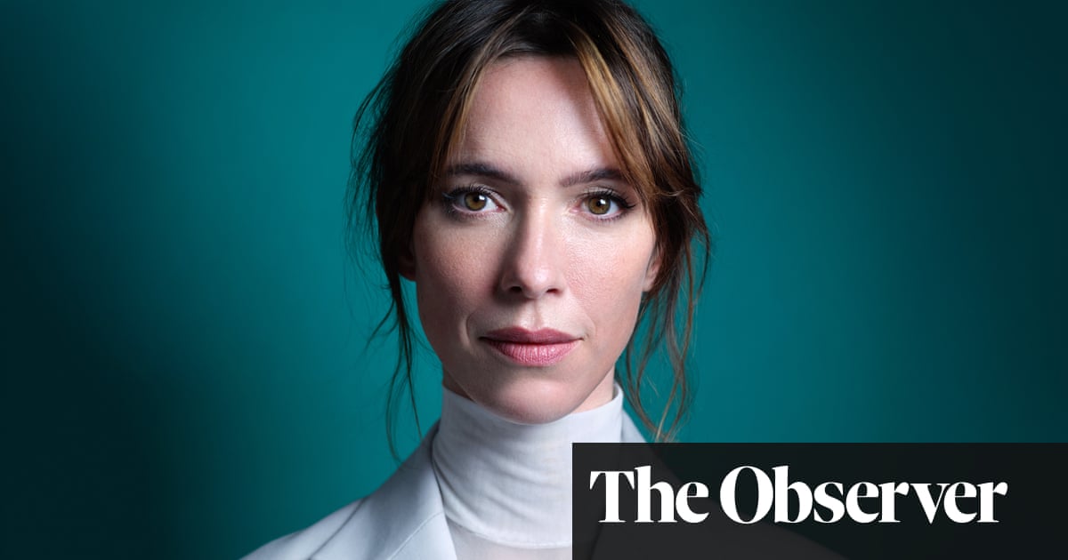 <br />
<br />
<h1>Rebecca Hall: Une Vie Mouvementée, Pleine de Rebondissements et de Beauté</h1><br />
<br />
<p>L'actrice britannique Rebecca Hall se confie sur sa vie tumultueuse, ses regrets et le chemin vers l'acceptation de soi.</p><br />
<br />
<h2>Points Importants:</h2><br />
<ul><br /> <li>Les réflexions de Rebecca Hall sur sa vie</li><br /> <li>Ses expériences avec la race et l'identité</li><br /> <li>Le processus d'apprentissage pour être soi-même</li><br />
</ul><br />
<br /> - 1