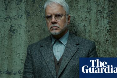 <br />
<br />
<h1>Tim Robbins met en garde contre le futur du cinéma</h1><br />
<br />
<p>Le célèbre acteur Tim Robbins a récemment exprimé ses inquiétudes concernant l'avenir du cinéma. Selon lui, la montée en puissance de plateformes comme Netflix pourrait mettre en péril l'industrie cinématographique telle que nous la connaissons.</p><br />
<br />
<h2>Points importants de l'article:</h2><br />
<ul><br /> <li>Tim Robbins exprime ses inquiétudes sur l'avenir du cinéma</li><br /> <li>Il remet en question le rôle de Netflix dans l'industrie cinématographique</li><br /> <li>Il soulève des questions sur l'impact de la technologie sur l'expérience cinématographique traditionnelle</li><br />
</ul><br />
<br /> - 4