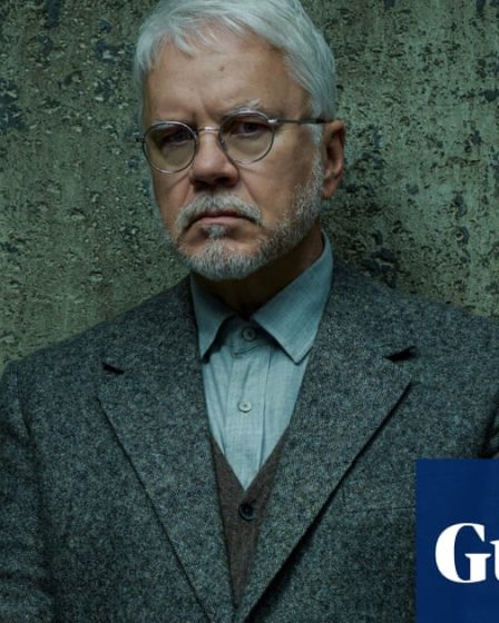 <br />
<br />
<h1>Tim Robbins met en garde contre le futur du cinéma</h1><br />
<br />
<p>Le célèbre acteur Tim Robbins a récemment exprimé ses inquiétudes concernant l'avenir du cinéma. Selon lui, la montée en puissance de plateformes comme Netflix pourrait mettre en péril l'industrie cinématographique telle que nous la connaissons.</p><br />
<br />
<h2>Points importants de l'article:</h2><br />
<ul><br /> <li>Tim Robbins exprime ses inquiétudes sur l'avenir du cinéma</li><br /> <li>Il remet en question le rôle de Netflix dans l'industrie cinématographique</li><br /> <li>Il soulève des questions sur l'impact de la technologie sur l'expérience cinématographique traditionnelle</li><br />
</ul><br />
<br /> 53 <br />
<br />
<h1>Tim Robbins met en garde contre le futur du cinéma</h1><br />
<br />
<p>Le célèbre acteur Tim Robbins a récemment exprimé ses inquiétudes concernant l'avenir du cinéma. Selon lui, la montée en puissance de plateformes comme Netflix pourrait mettre en péril l'industrie cinématographique telle que nous la connaissons.</p><br />
<br />
<h2>Points importants de l'article:</h2><br />
<ul><br /> <li>Tim Robbins exprime ses inquiétudes sur l'avenir du cinéma</li><br /> <li>Il remet en question le rôle de Netflix dans l'industrie cinématographique</li><br /> <li>Il soulève des questions sur l'impact de la technologie sur l'expérience cinématographique traditionnelle</li><br />
</ul><br />
<br /> - 52