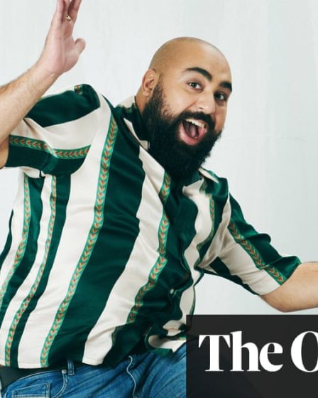<br />
<br />
<h1>Asim Chaudhry: Comment l'ignorance pendant son enfance a été une bénédiction étrange | Vie et style</h1><br />
<br />
<p>Asim Chaudhry, acteur et comédien britannique, partage son expérience unique d'avoir été ignoré pendant son enfance et comment cela a finalement été une bénédiction pour lui. Dans une interview exclusive, il révèle comment cette période difficile l'a aidé à devenir la personne qu'il est aujourd'hui.</p><br />
<br />
<h2>Points importants de l'article:</h2><br />
<ul><br /> <li>Asim Chaudhry, acteur et comédien britannique</li><br /> <li>Expérience d'avoir été ignoré pendant son enfance</li><br /> <li>Comment cette période difficile a été une bénédiction pour lui</li><br /> <li>Interview exclusive sur son parcours personnel</li><br />
</ul><br />
<br /> 17 <br />
<br />
<h1>Asim Chaudhry: Comment l'ignorance pendant son enfance a été une bénédiction étrange | Vie et style</h1><br />
<br />
<p>Asim Chaudhry, acteur et comédien britannique, partage son expérience unique d'avoir été ignoré pendant son enfance et comment cela a finalement été une bénédiction pour lui. Dans une interview exclusive, il révèle comment cette période difficile l'a aidé à devenir la personne qu'il est aujourd'hui.</p><br />
<br />
<h2>Points importants de l'article:</h2><br />
<ul><br /> <li>Asim Chaudhry, acteur et comédien britannique</li><br /> <li>Expérience d'avoir été ignoré pendant son enfance</li><br /> <li>Comment cette période difficile a été une bénédiction pour lui</li><br /> <li>Interview exclusive sur son parcours personnel</li><br />
</ul><br />
<br /> - 16