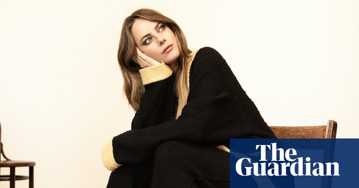 <h2>Interview exclusive avec Kaya Scodelario : de Skins aux scènes de sexe, en passant par ses peurs</h2><br />
<br />
<p>Connue pour son rôle dans la série télévisée à succès Skins, l'actrice britannique Kaya Scodelario se confie sur son parcours, ses peurs et les scènes de sexe qui ont jalonné sa carrière. Dans une interview exclusive, elle révèle comment elle a été perçue comme une "rose anglaise" et pourquoi cela l'a profondément agacée.</p><br />
<br />
<ul><br /> <li>Retour sur le parcours de Kaya Scodelario</li><br /> <li>Ses réflexions sur les scènes de sexe à l'écran</li><br /> <li>Les coulisses de Skins : anecdotes inédites</li><br /> <li>La vérité sur l'étiquette de "rose anglaise"</li><br />
</ul> - 1