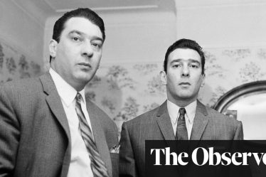 <br />
<br />
<h1>Le producteur du film à succès admet avoir idéalisé les frères Kray</h1><br />
<br />
<p>Le producteur du film à succès "Legend" a récemment fait une déclaration sincère en admettant qu'il avait contribué à idéaliser les frères Kray, des célèbres criminels de Londres. Cette confession remet en question la représentation de ces criminels notoires dans les médias et soulève des questions sur la glorification de la violence.</p><br />
<br />
<h2>Points importants de l'article:</h2><br />
<ul><br /> <li>Le producteur du film "Legend" admet avoir contribué à idéaliser les frères Kray.</li><br /> <li>Cette confession remet en question la représentation des criminels dans les médias.</li><br /> <li>La glorification de la violence est remise en cause.</li><br />
</ul><br />
<br /> - 2
