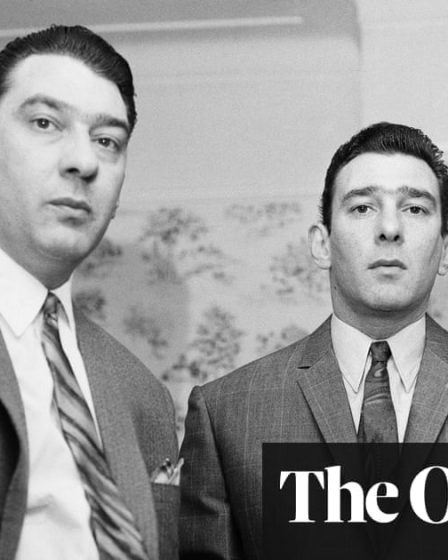 <br />
<br />
<h1>Le producteur du film à succès admet avoir idéalisé les frères Kray</h1><br />
<br />
<p>Le producteur du film à succès "Legend" a récemment fait une déclaration sincère en admettant qu'il avait contribué à idéaliser les frères Kray, des célèbres criminels de Londres. Cette confession remet en question la représentation de ces criminels notoires dans les médias et soulève des questions sur la glorification de la violence.</p><br />
<br />
<h2>Points importants de l'article:</h2><br />
<ul><br /> <li>Le producteur du film "Legend" admet avoir contribué à idéaliser les frères Kray.</li><br /> <li>Cette confession remet en question la représentation des criminels dans les médias.</li><br /> <li>La glorification de la violence est remise en cause.</li><br />
</ul><br />
<br /> - 4
