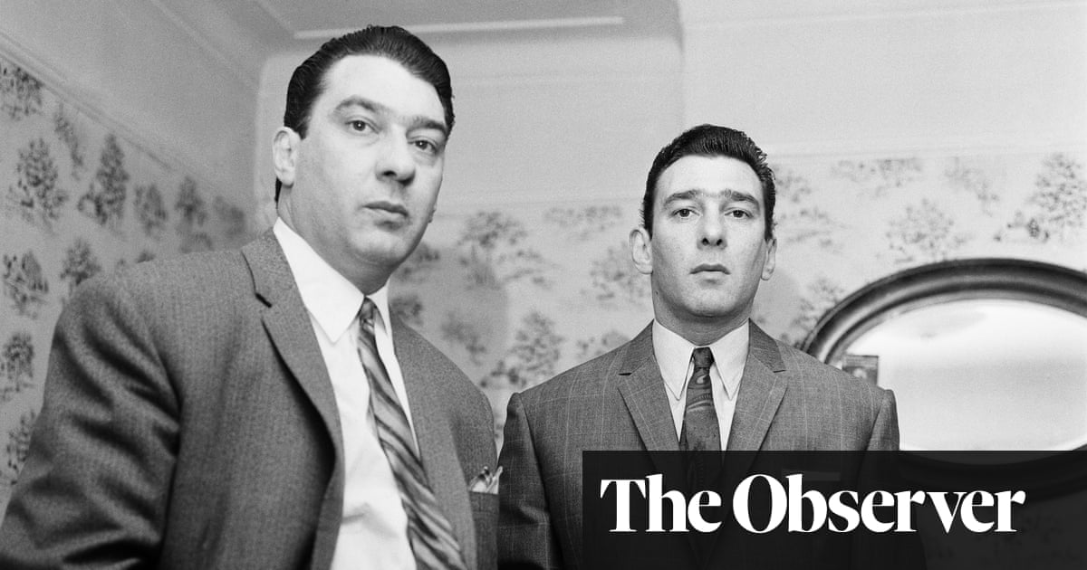 <br />
<br />
<h1>Le producteur du film à succès admet avoir idéalisé les frères Kray</h1><br />
<br />
<p>Le producteur du film à succès "Legend" a récemment fait une déclaration sincère en admettant qu'il avait contribué à idéaliser les frères Kray, des célèbres criminels de Londres. Cette confession remet en question la représentation de ces criminels notoires dans les médias et soulève des questions sur la glorification de la violence.</p><br />
<br />
<h2>Points importants de l'article:</h2><br />
<ul><br /> <li>Le producteur du film "Legend" admet avoir contribué à idéaliser les frères Kray.</li><br /> <li>Cette confession remet en question la représentation des criminels dans les médias.</li><br /> <li>La glorification de la violence est remise en cause.</li><br />
</ul><br />
<br /> 2 <br />
<br />
<h1>Le producteur du film à succès admet avoir idéalisé les frères Kray</h1><br />
<br />
<p>Le producteur du film à succès "Legend" a récemment fait une déclaration sincère en admettant qu'il avait contribué à idéaliser les frères Kray, des célèbres criminels de Londres. Cette confession remet en question la représentation de ces criminels notoires dans les médias et soulève des questions sur la glorification de la violence.</p><br />
<br />
<h2>Points importants de l'article:</h2><br />
<ul><br /> <li>Le producteur du film "Legend" admet avoir contribué à idéaliser les frères Kray.</li><br /> <li>Cette confession remet en question la représentation des criminels dans les médias.</li><br /> <li>La glorification de la violence est remise en cause.</li><br />
</ul><br />
<br /> - 1