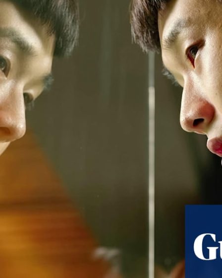 <h2>Le cinéma coréen en danger à cause de Netflix, selon Jang Joon-hwan | Industrie du film</h2><br />
<br />
Le cinéma coréen est actuellement confronté à une période difficile en raison de l'impact de Netflix sur l'industrie. Le réalisateur Jang Joon-hwan a récemment exprimé ses préoccupations quant à l'avenir du cinéma coréen face à la montée en puissance de la plateforme de streaming. <br />
<br />
Selon Jang Joon-hwan, la concurrence féroce de Netflix a conduit à une diminution de la fréquentation des salles de cinéma en Corée du Sud, mettant ainsi en péril la survie des cinéastes locaux. <br />
<br />
Malgré ces défis, certains réalisateurs coréens continuent de produire des œuvres de qualité et de promouvoir la diversité culturelle à travers leurs films. Il est crucial de soutenir l'industrie cinématographique coréenne pour préserver son héritage et son impact mondial.<br />
<br />
Points importants de l'article :<br />
- Impact de Netflix sur le cinéma coréen<br />
- Préoccupations de Jang Joon-hwan<br />
- Défis pour les cinéastes locaux<br />
- Importance de soutenir l'industrie cinématographique coréenne - 26