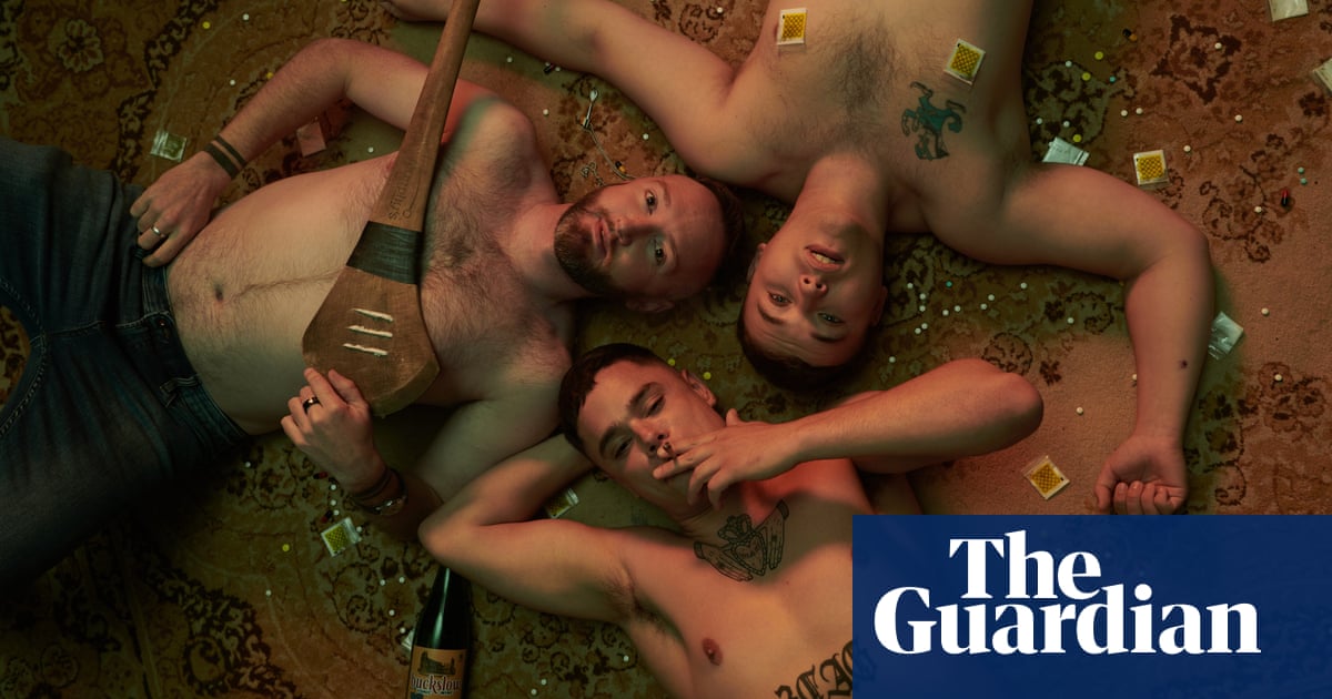 <br />
<br />
<h1>Les nominations pour les British Independent Film Awards sont menées par Kneecap</h1><br />
<br />
<p>Les nominations pour les prestigieux British Independent Film Awards ont été révélées et le film Kneecap est en tête avec le plus grand nombre de nominations. Les BIFA récompensent chaque année l'excellence du cinéma indépendant britannique et mettent en lumière les talents émergents de l'industrie cinématographique.</p><br />
<br />
<h2>Points importants de l'article :</h2><br />
<ul><br /> <li>Kneecap en tête des nominations pour les BIFA</li><br /> <li>Récompenses annuelles pour le cinéma indépendant britannique</li><br /> <li>Mise en avant des talents émergents de l'industrie cinématographique</li><br />
</ul><br />
<br /> 2 <br />
<br />
<h1>Les nominations pour les British Independent Film Awards sont menées par Kneecap</h1><br />
<br />
<p>Les nominations pour les prestigieux British Independent Film Awards ont été révélées et le film Kneecap est en tête avec le plus grand nombre de nominations. Les BIFA récompensent chaque année l'excellence du cinéma indépendant britannique et mettent en lumière les talents émergents de l'industrie cinématographique.</p><br />
<br />
<h2>Points importants de l'article :</h2><br />
<ul><br /> <li>Kneecap en tête des nominations pour les BIFA</li><br /> <li>Récompenses annuelles pour le cinéma indépendant britannique</li><br /> <li>Mise en avant des talents émergents de l'industrie cinématographique</li><br />
</ul><br />
<br /> - 1
