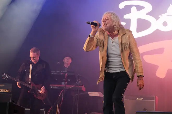 Bob Geldof commémore 40 ans de Band Aid 3 Bob Geldof a décrit Band Aid 40 comme « l'arc complet du rock'n roll britannique en 3 minutes et demie ».