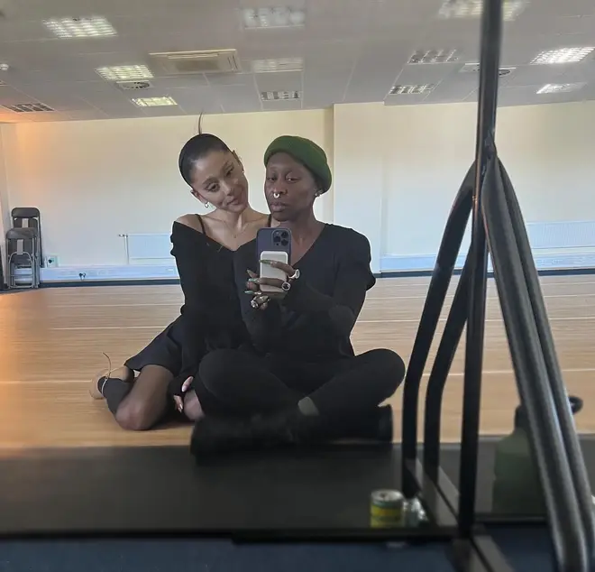 Moments les plus mignons de Cynthia Erivo et Ariana Grande – Chronologie de leur amitié 4 Ariana Grande et Cynthia Erivo dans le studio de danse en train de répéter